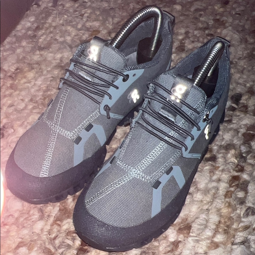 On “Dip” Running Women’s Gray Athletic Shoes 7.5